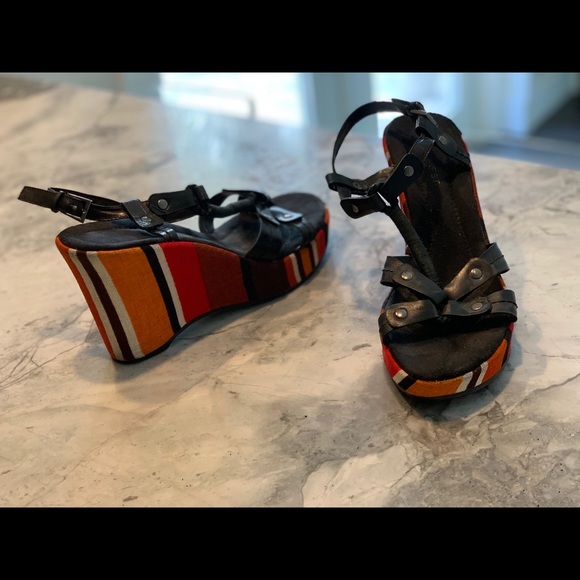 Black leather platform wedge with pattern detail - Picture 3 of 3